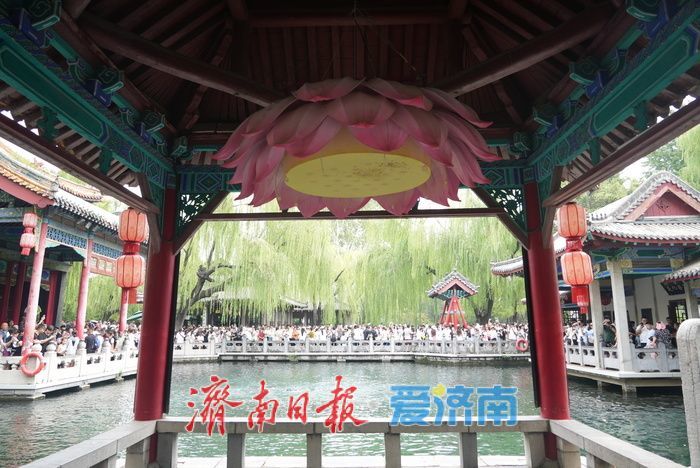 一年四季 泉在济南丨“趵突腾空”胜景在线 游客纷至沓来赏泉韵