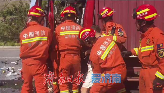 一家三口被困追尾车内 消防员紧急破拆成功营救