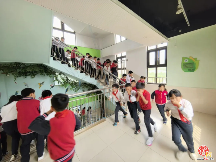 济南市市中区泉欣小学开展应急疏散安全演练活动