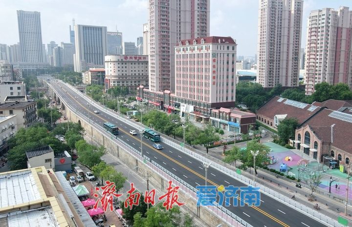 济南纬二路跨铁路天桥桥上路正式放开通行