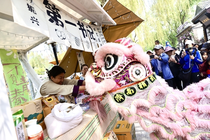 “泉”在济南过五一｜百花洲重启观光迎来首个周末 游客争睹舞狮表演讨彩头