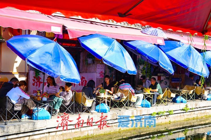 一年四季 泉在济南丨曲水亭街秋意起 遮阳伞下聚温情
