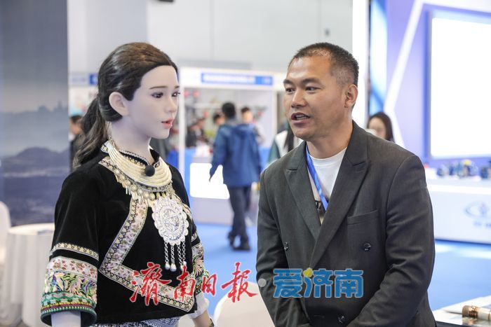 仿真人形机器人亮相先进制造技术博览会