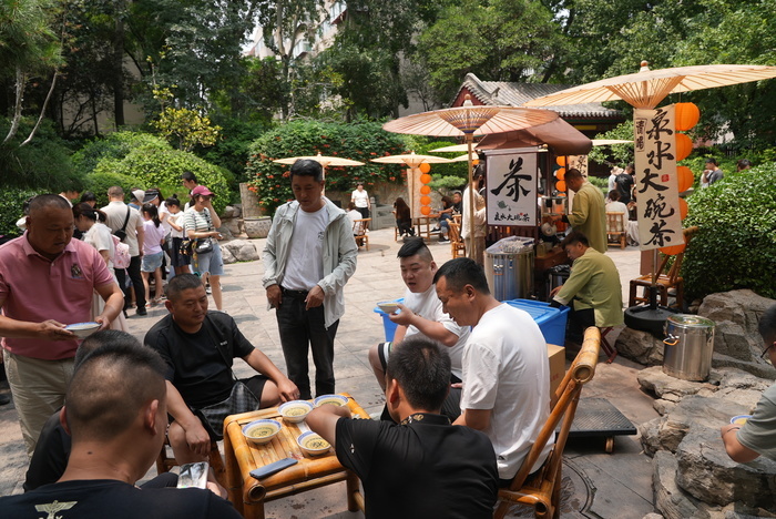 绝配！快来趵突泉畔赏景 品“泉水大碗茶”