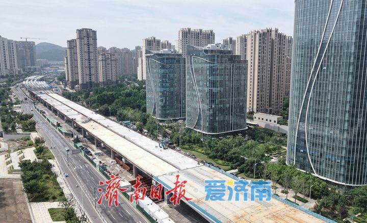 再跨路口，济南凤凰黄河大桥南延工程经十路以南段高架“长龙”初成