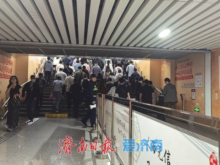 实拍早高峰时的奥体中心换乘站