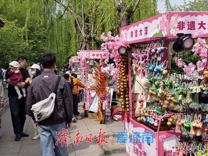济南五龙潭公园樱花主题市集热度不减