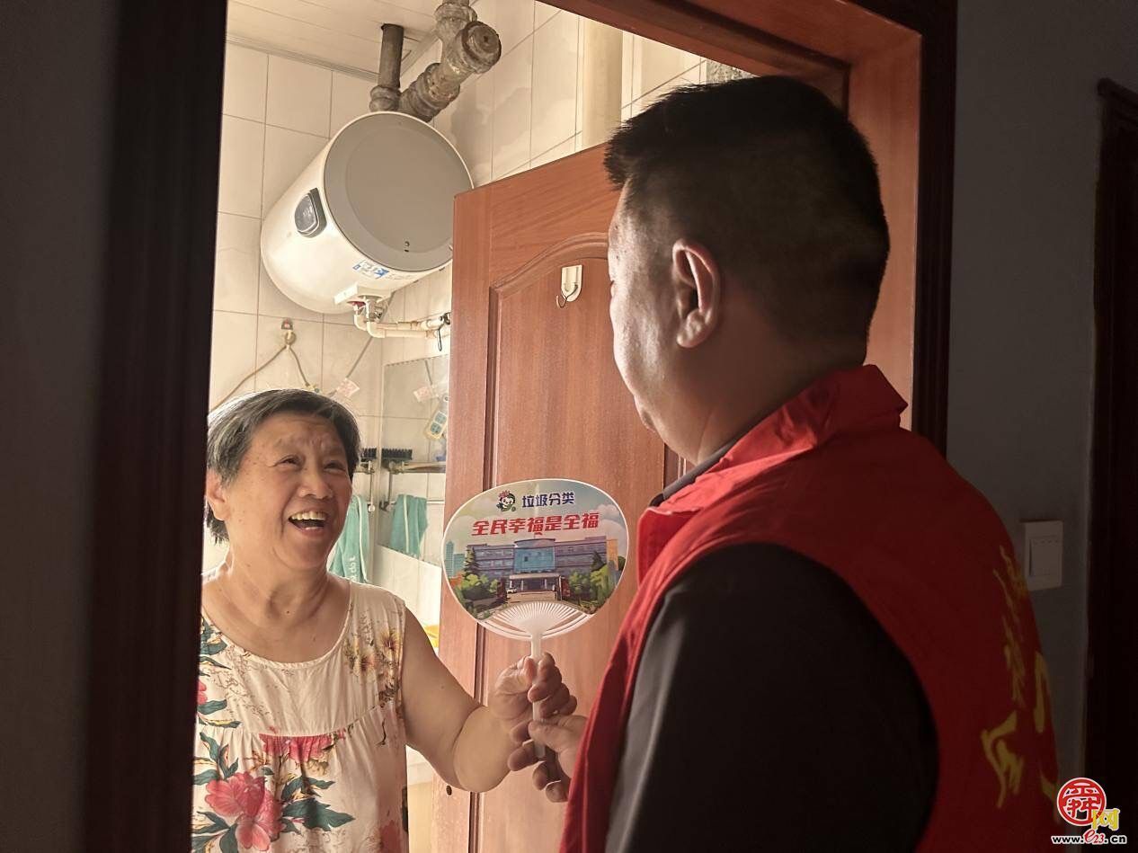 全福街道农科院社区志愿者开展垃圾分类“敲门行动”