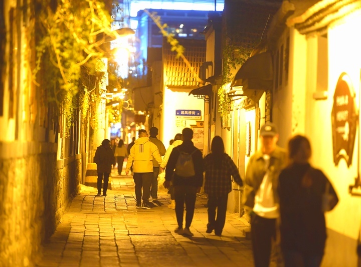 夜游老街品味泉城，清明旅游高峰提前到来
