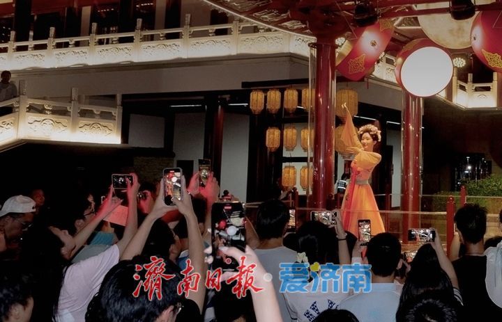 趵眼丨从关注“物”的增长，到关注“人”的感受，“情绪消费”何以成为多地两会热词？