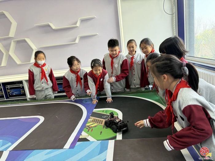 逸家学子探秘济南高新区人工智能教育示范中心