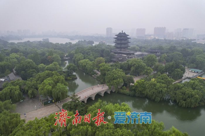 一年四季 泉在济南丨烟雨润泉城，水墨染湖色