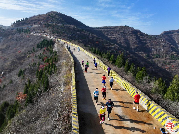 赴红叶之约 享运动之乐 品非遗之美 济南“一城山色·登山打卡”暨垛庄百峪大顶登山嘉年华成功举办