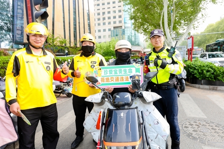 一批外卖骑手，在济南获得“等灯等灯奖”