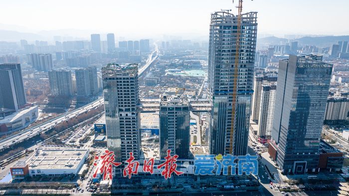 项目强省会｜重塑城市天际线：万融云城二期玻璃幕墙亮相，双连廊贯通