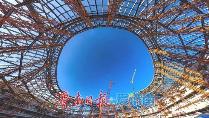 攻克国内之最！黄河体育中心专业足球场成功“戴冠”