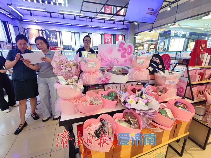 “520” 浪漫氛围拉满！商场现甜蜜打卡点
