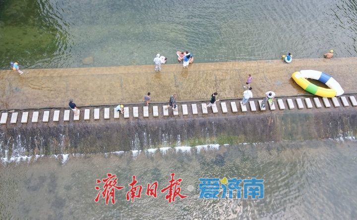 一年四季 泉在济南丨高温来袭，泉城市民“门牙”戏水享清凉