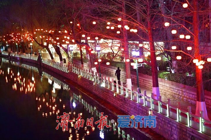 一年四季 泉在济南丨护城河畔灯火璀璨，浓浓年味扑面而来