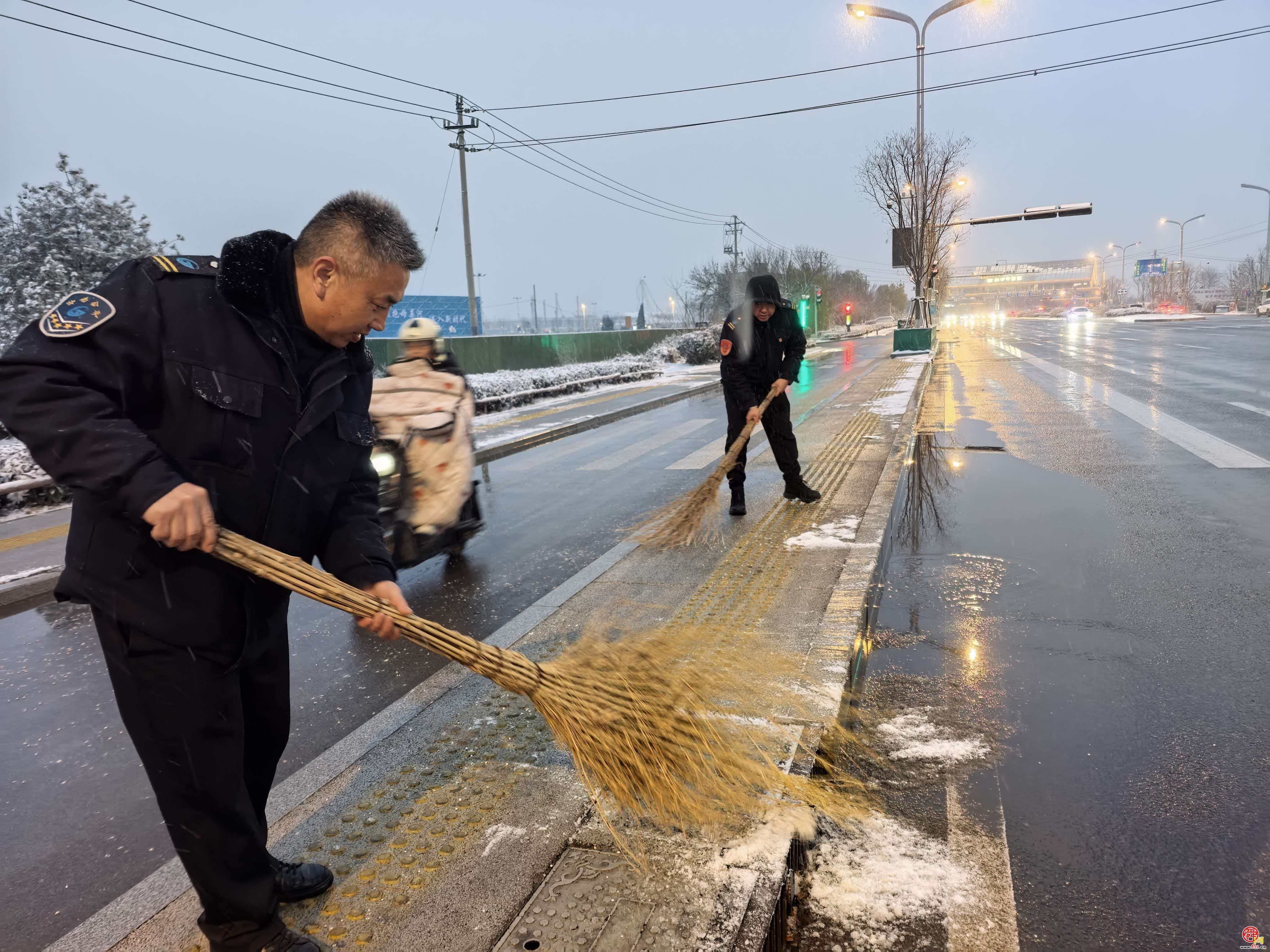 泉城首雪映担当 多方合力保通畅——济南市智管中心清雪除冰行动纪实
