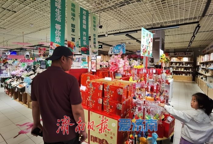 端午临近粽叶飘香，济南超市粽子热销