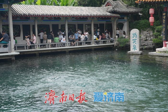 一年四季 泉在济南丨“趵突腾空”胜景在线 游客纷至沓来赏泉韵