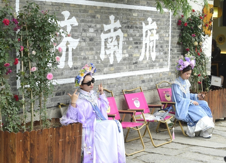 “泉”在济南过五一｜与济南古韵适配度极高，“簪花汉服”火爆泉城