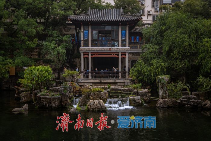 济南黑虎泉：雨中泉韵悠长，水位攀升至29.95米