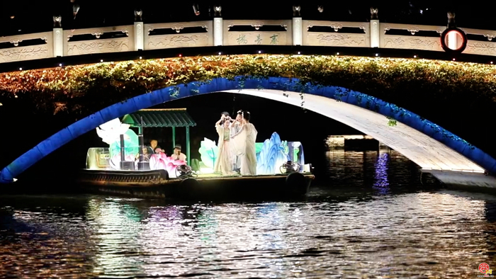 夜航大明湖 画船载梦归