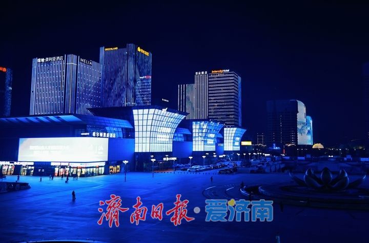 济南西部灯光秀点亮泉城璀璨夜空