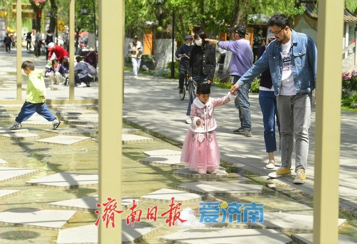 泉城老街着新装，色彩缤纷迎“五一”