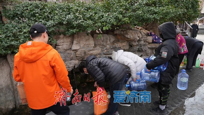 泉水畅流，济南市民打泉水热情高涨