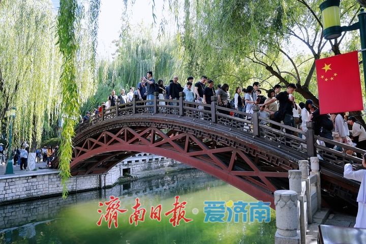 碧水垂柳伴画舫 古桥泉畔聚游人