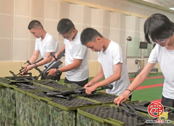 “爱我国防”2025年济南市青少年军事体验活动特色课程揭秘——步枪模拟训练