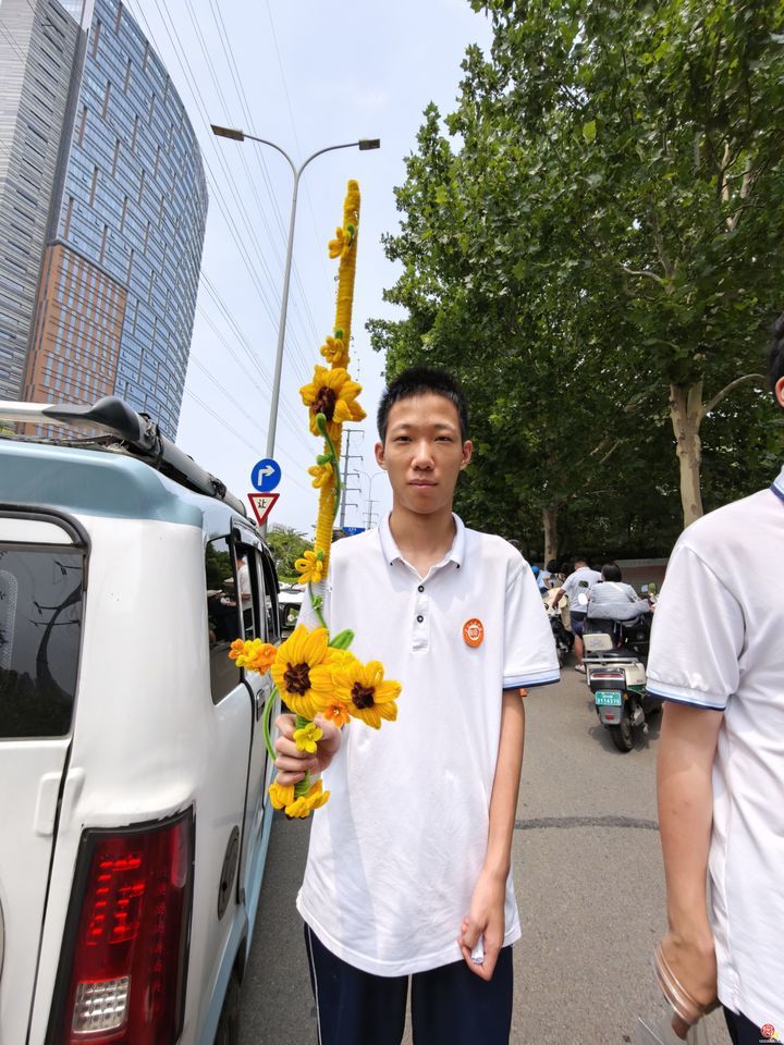 中考收官 济南二中考场外温情迎考