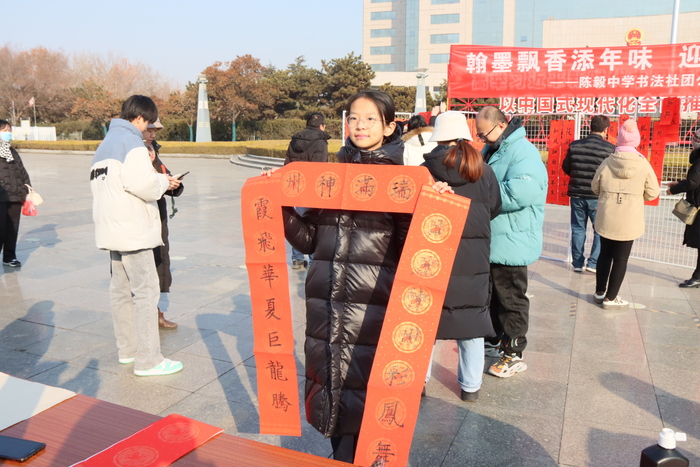 莱芜区小学生挥毫泼墨,为无私奉献的他们“送福”