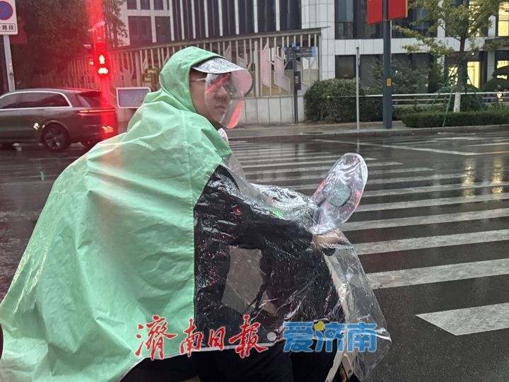 秋雨落泉城 凉意悄然至