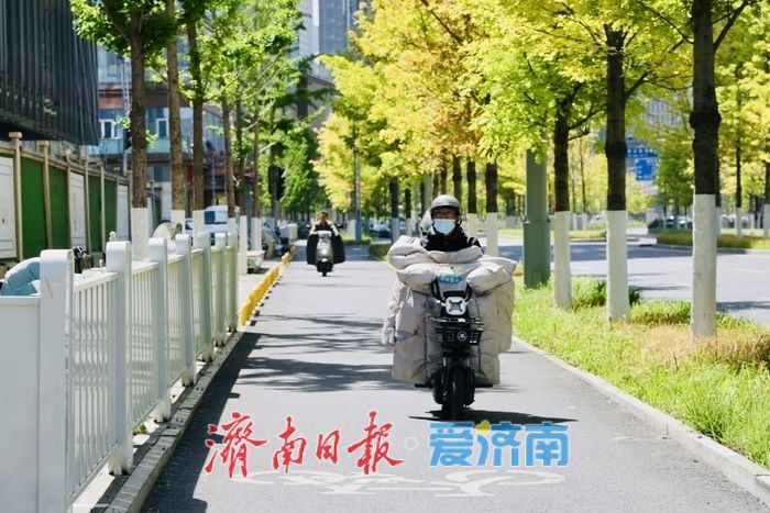 小护栏彰显大功夫 济南CBD优化非机动车停放环境