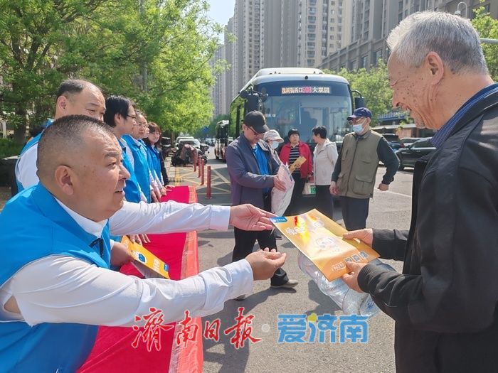 串联两条地铁线路，填补街巷公交空白 小巷公交588路精准服务老城居民出行