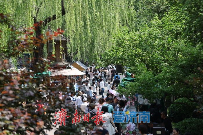 五一首日泉城人气旺 济南护城河畔游人如织