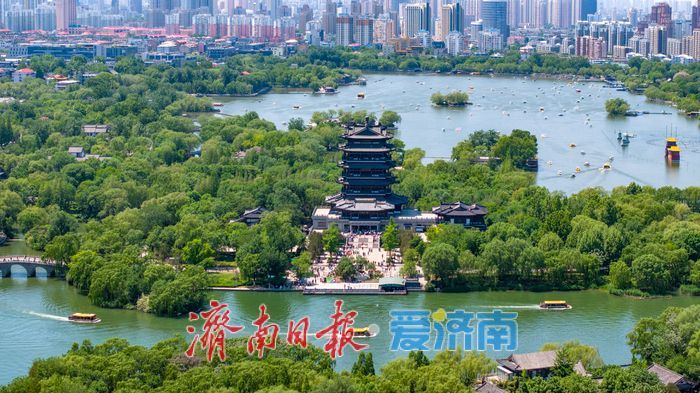 一年四季 泉在济南｜“五一”假期大明湖景区迎客流高峰，游船如织景美如画