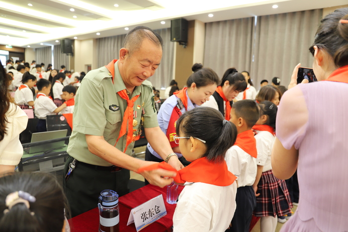 红领巾爱祖国，燕山小学举行新队员入队仪式