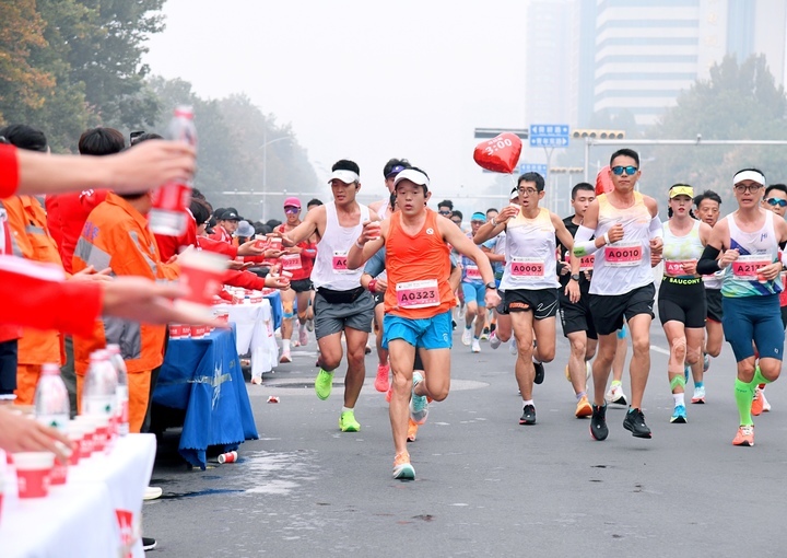 2024济南(泉城)马拉松鸣枪起跑，现场高清大图来了