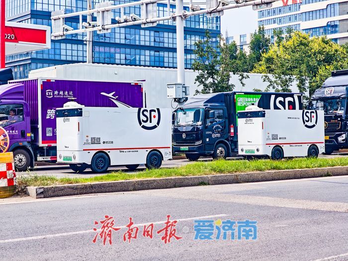 “白胖科技小哥”上岗！顺丰无人车驰骋街头，24小时不间断送快件