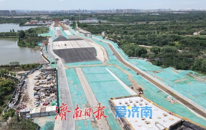 济南黄岗路穿黄隧道黄河北岸连接线新建箱梁与龙湖互通立交“牵手”
