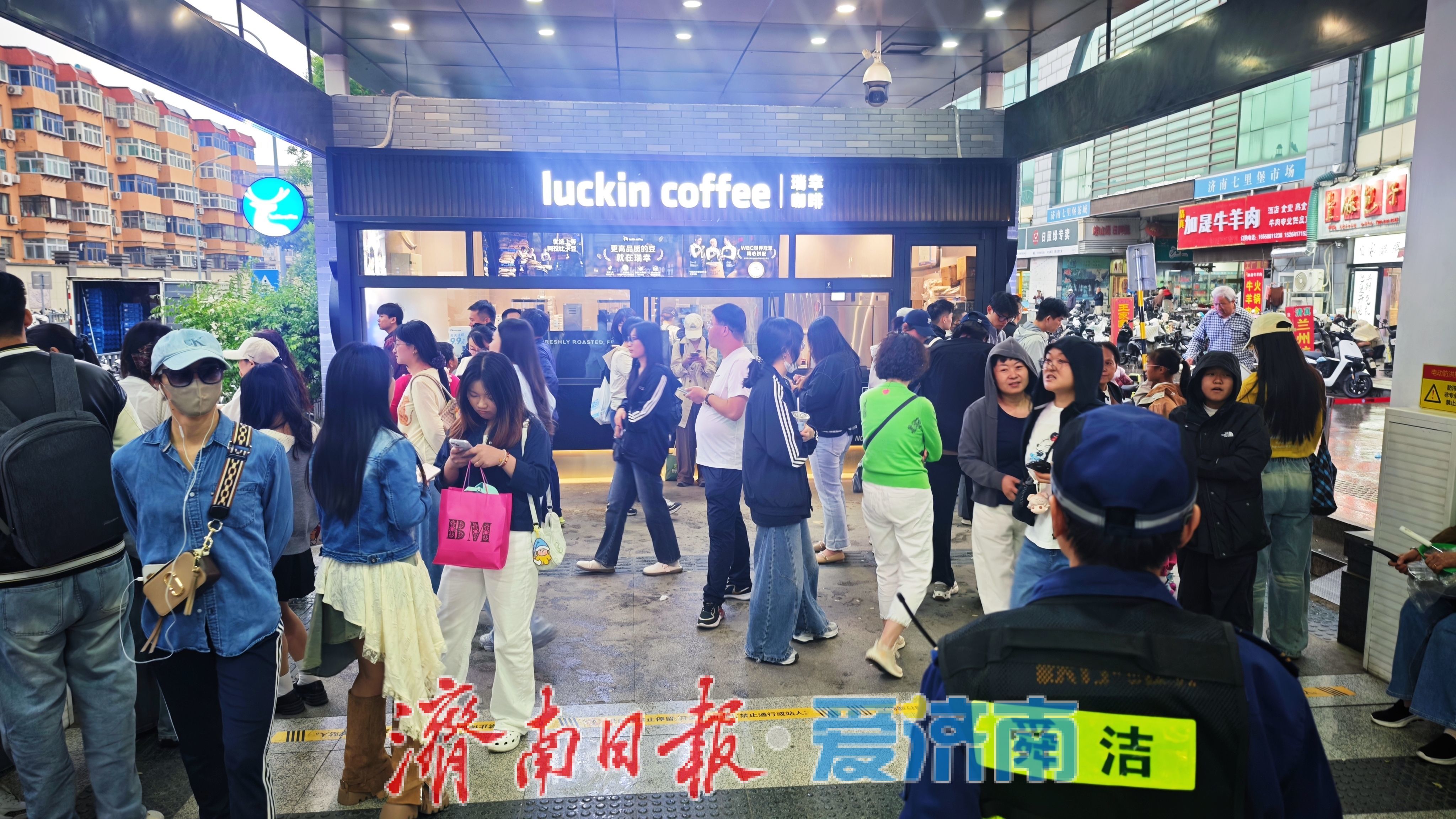 突降大雨困住市民 济南地铁七里堡站暖心服务暖人心 