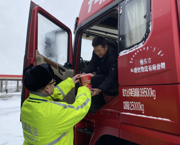 以雪为令，全市昼夜奋战扫雪除冰保畅通