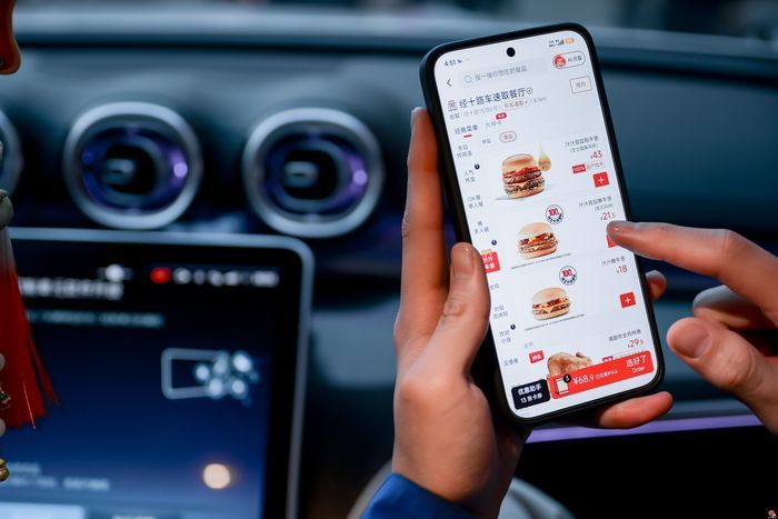 “免下车、顺路取”，济南肯德基80余家店上线“车速取”服务