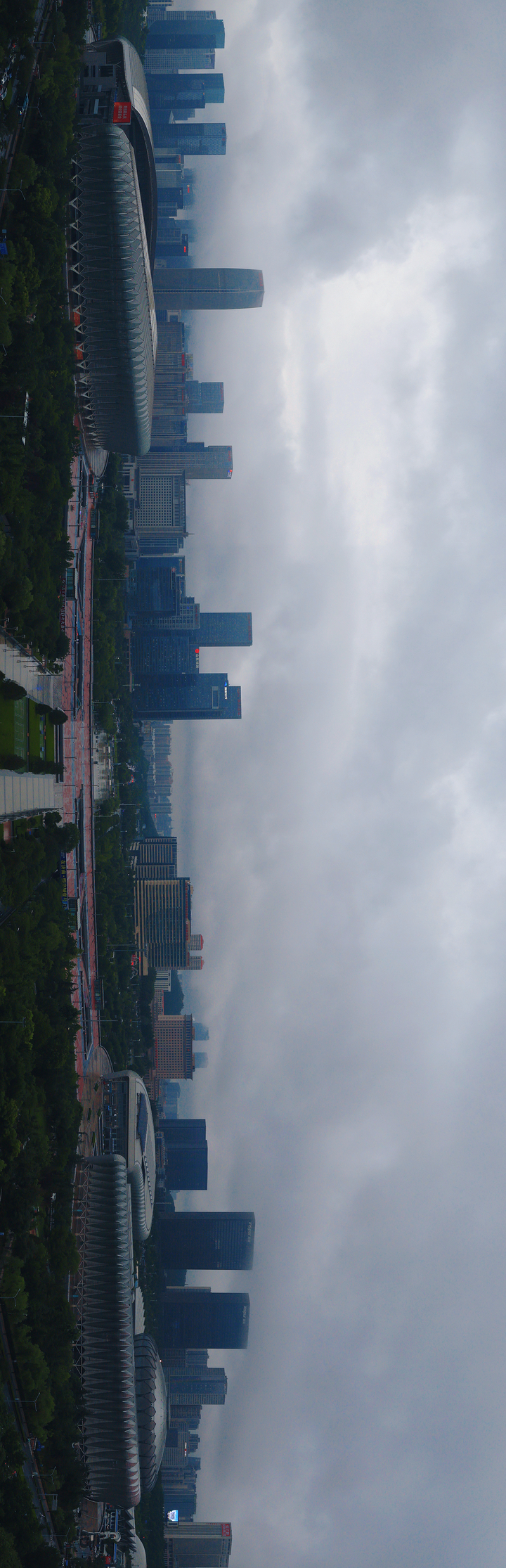 流云穿梭楼宇间 城市邂逅朦胧美
