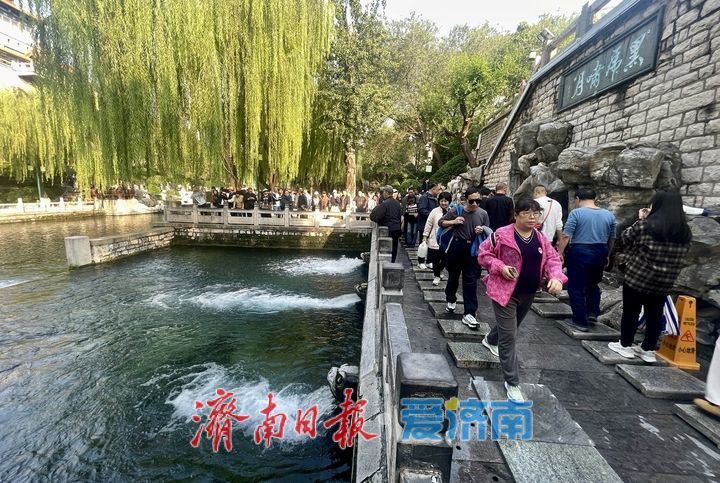 济南黑虎泉喷涌壮观引客来